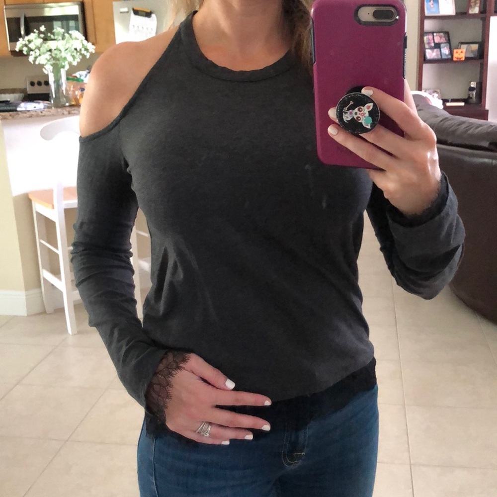 🖤NWOT🖤 Gray SPLENDID Cold Shoulder Top w/ Lace